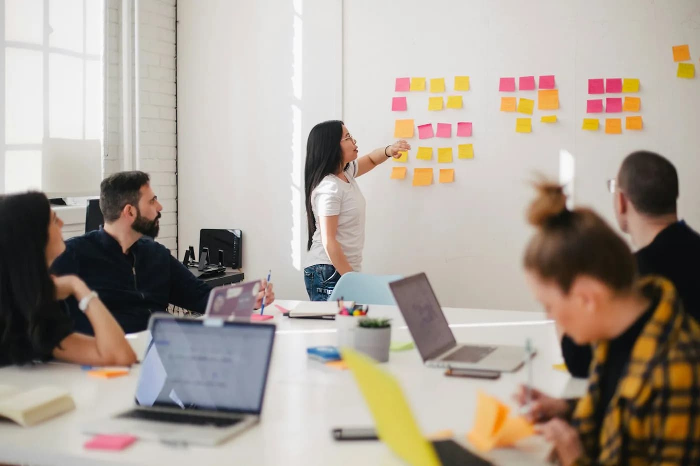 Atelier en salle : une participante présente des notes au tableau